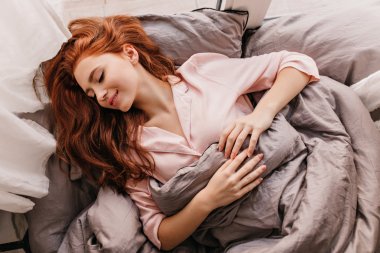 appealing-long-haired-woman-sleeping-morning-inspired-ginger-girl-lying-bed