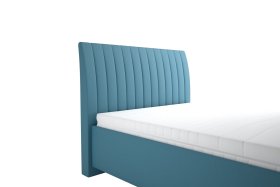 Jednolůžko Lilibet v rozměru 140x200 cm, v potahu Trinity 13 Azur, detail čela