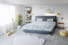 Dvoulůžko Grand v rozměru 180x200 cm, v potahu Loft Grey, s přehozem a polštářky v potahu Largo Duo 7a, interiér 