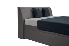 Dvoulůžko Merkur v rozměru 180x200 cm, v potahu Prima 13 Grey, detail čela s polštářkem a přehozem Malmö New 79