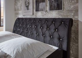 Boxspring Cheryl v rozměru 180x200 cm, v potahu Derby 9025 Black, detail čela 