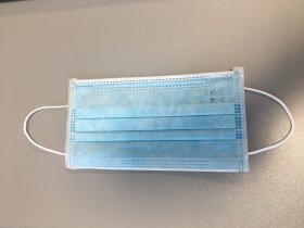 Jednorázová rouška z netkané textilie, přední strana