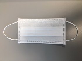 Jednorázová zdravotnická chirurgická rouška, přední strana