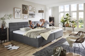 Rodinná postel Family bed v rozměru 280x220 cm, v potahu Crown 18 DK. Grey, interiér 