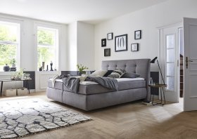 Boxspring Magnus v rozměru 180x200 cm, v potahu Bloom 14 Grey, interiér