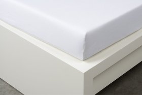 DeLuxe prostěradlo, bílá barva, detail natažení na matraci