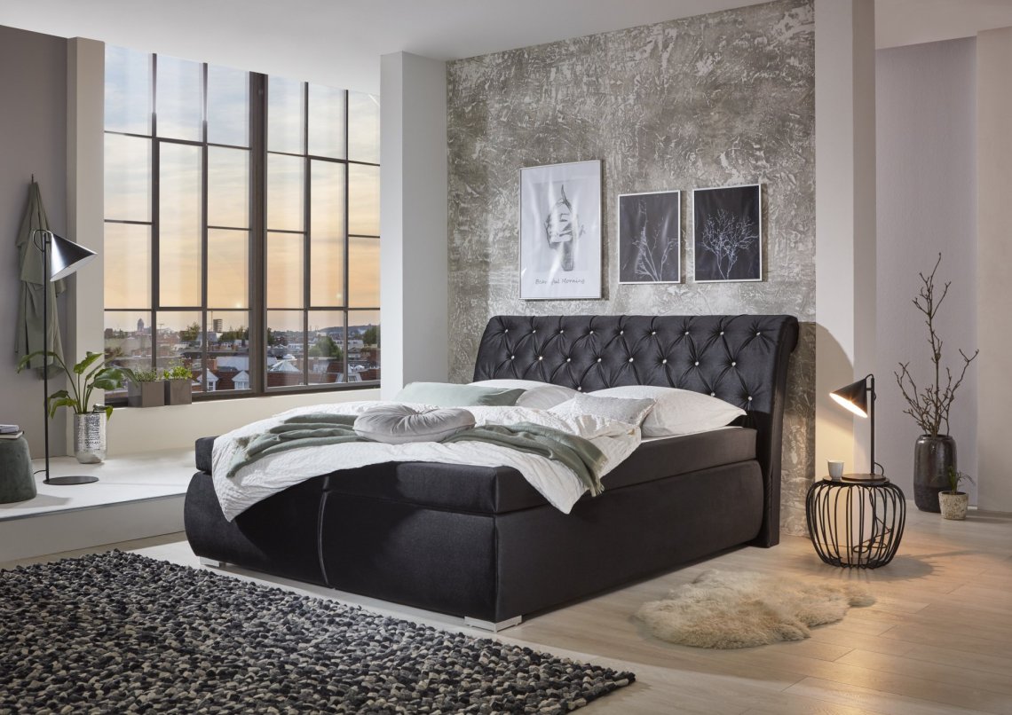 Boxspring Cheryl v rozměru 180x200 cm, v potahu Derby 9025 Black, interiér